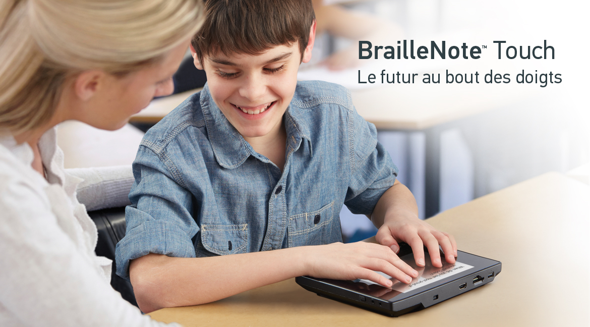 BrailleNote Touch - Le futur au bout des doigts - image montrant un garçon utilisant l'appareil aux côtés de son enseignante qui suit sur l'écran