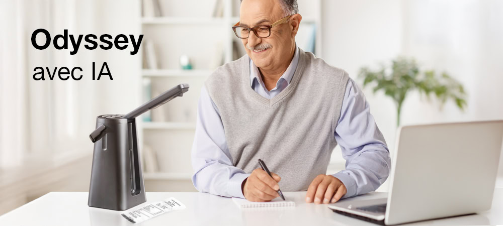 Image d'un homme mature souriant, en train de prendre des notes devant un ordinateur portable, l'Odyssey capture le texte sur une facture.