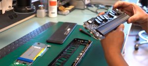Une Personne vérifie et assemble les composants mécaniques et électroniques du Brailliant BI 40X.