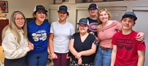 Des élèves du secondaire portant les magnifiques casquettes de Humanware!