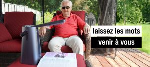 Un homme âgé se détend en écoutant la voix de l'Odyssey lui lire son magazine préféré.