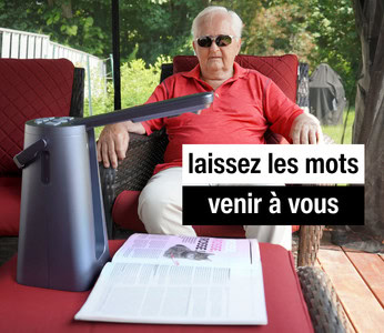 Un homme âgé se détend en écoutant la voix de l'Odyssey lui lire son magazine préféré.