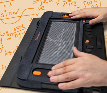 Une personne utilise le Monarch, un dispositif d'affichage graphique tactile, pour lire du contenu mathématique par le toucher. En arrière-plan, on voit diverses équations et graphiques mathématiques en orange sur une surface beige.
