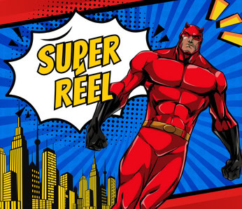 Illustration de style bande dessinée représentant un superhéros aveugle en costume rouge, inspiré de Daredevil, sur un fond bleu avec des lignes dynamiques et une ville en silhouette jaune à gauche. Une bulle de bande dessinée contient les mots « SUPER REAL » en lettres majuscules.