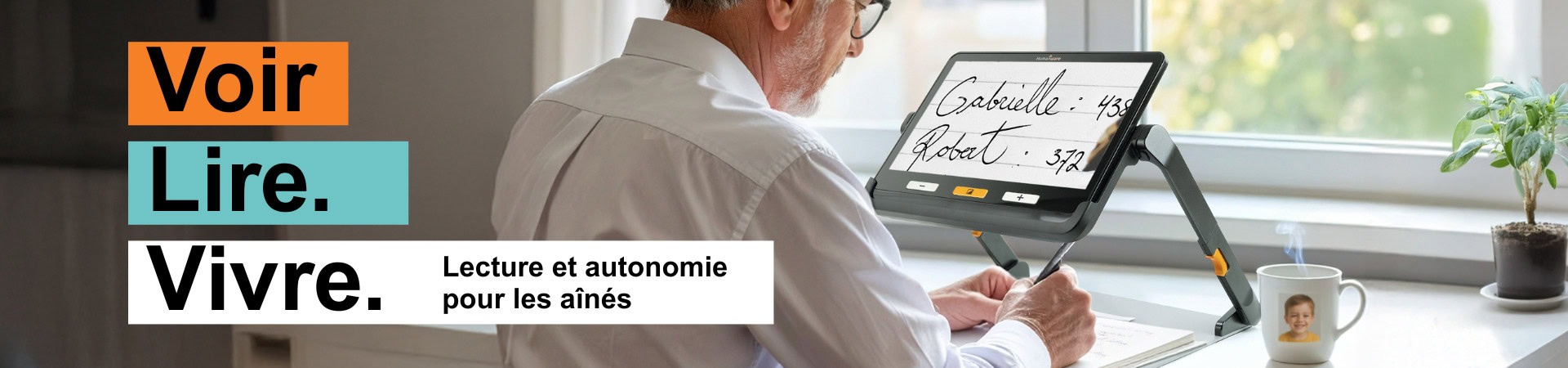 Un homme âgé utilise une loupe électronique pour lire et écrire, avec le slogan « Voir. Lire. Vivre. – Lecture et autonomie pour les aînés. »