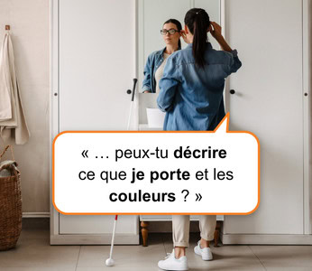 Une femme aveugle se tient devant un miroir et touche la monture de ses lunettes intelligentes.