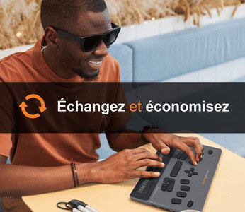 Professionnel aveugle utilisant le BrailleNote evolve de HumanWare, un preneur de notes braille et appareil informatique pour le travail, les études et la productivité.
